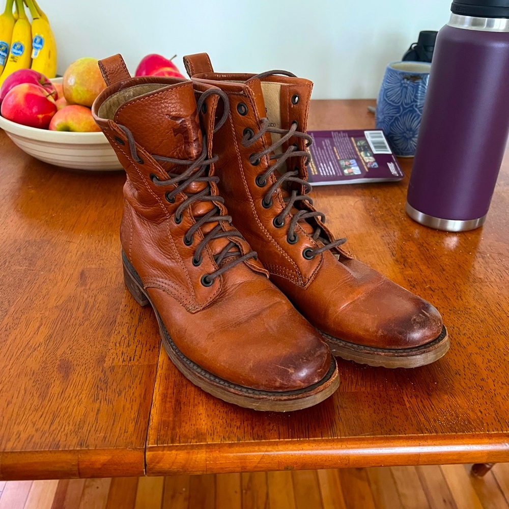 Women’s Frye leather lace up boots size 7.5
